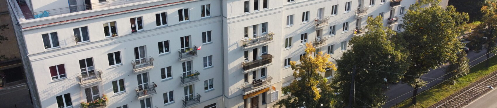 kamienica od frontu z drona